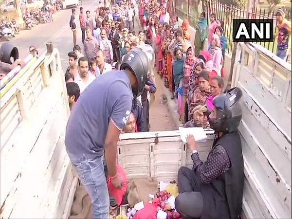 ഉള്ളിക്ക് വേണ്ടി ക്യൂ നിന്ന് ജനങ്ങള്‍; ഹെല്‍മറ്റ് ധരിച്ച് വില്‍പനക്കെത്തി തൊഴിലാളികള്‍, റോക്കറ്റ് പോലെ കുതിക്കുന്ന വില