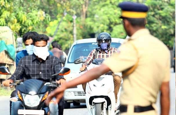 ഹെല്‍മറ്റ് ധരിക്കാതെ സവാരി ; വാഹന പരിശോധന കണ്ട് നിര്‍ത്താതെ പാഞ്ഞു ; വീട്ടിലെത്തിയപ്പോള്‍ യുവാവ് ഞെട്ടി
