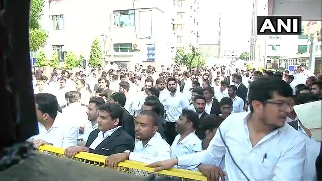 കോടതിയുടെ ഗെയ്റ്റ് ചങ്ങലയിട്ട് പൂട്ടി അഭിഭാഷകർ; തള്ളിത്തുറക്കാൻ നാട്ടുകാർ; കാണികളായി പൊലീസ്; ഡൽഹിയിൽ സംഘർഷം