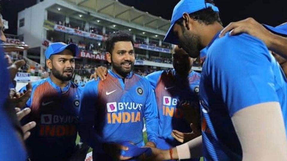 നൂറാം മത്സരത്തില് രോഹിത്തിന് ക്യാപ് നല്കിയത് ആര്? ശ്രദ്ധിക്കാതെ പോയ നിമിഷം പങ്കുവെച്ച് രോഹിത്