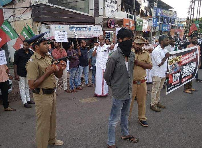പൊലീസ് വേഷത്തില്‍ തോക്കിന്റെ മാതൃകയുമായി പ്രകടനം ; എസ്ഡിപിഐ പ്രവര്‍ത്തകര്‍ കുടുങ്ങി, കേസ്