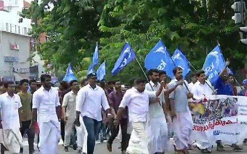 മന്ത്രിയാണെന്ന് കരുതി തടഞ്ഞു; പൊലീസ് വാഹനത്തിന്റെ അകമ്പടിയിലെത്തിയത് ചെന്നിത്തല; 'വീണിടം വിഷ്ണുലോക'മാക്കി പാര്‍ട്ടി പ്രവര്‍ത്തകര്‍