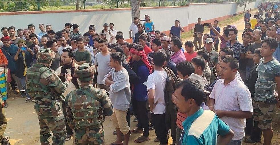 അമിത് ഷായുമായി ചർച്ച നടത്തി; ത്രിപുരയിൽ പ്രതിഷേധം അവസാനിപ്പിച്ചു