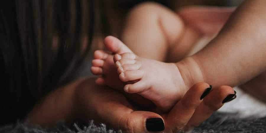 ദൈവത്തിന്റെ കൈകൾ താങ്ങായി ; അഞ്ചാം നിലയിൽ നിന്നും താഴേക്ക് വീണ കുഞ്ഞിന് അത്ഭുതകരമായ രക്ഷപ്പെടൽ