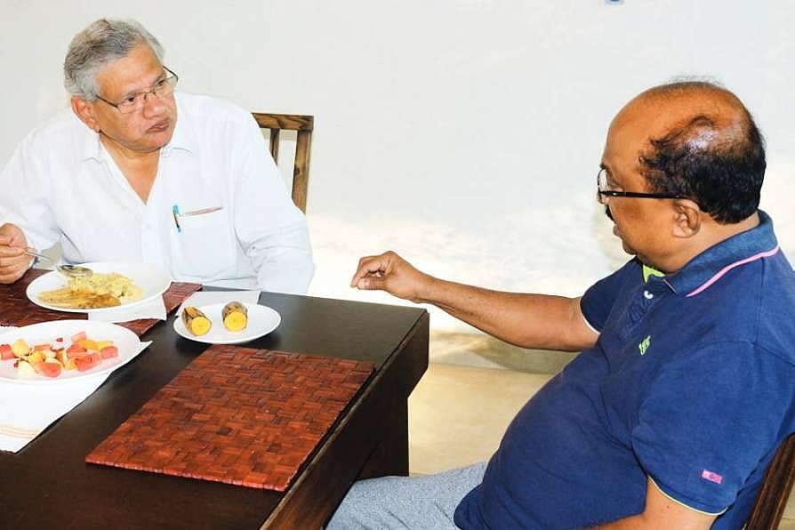 'ഇത് കരിമീനാ... കുമ്പളങ്ങി സ്‌റ്റൈലില്‍ തയ്യാറാക്കിയത്...''; വാഴയിലയില്‍ ചുട്ടെടുത്ത കരിമീന്‍ നീട്ടി കെ വി തോമസ് പറഞ്ഞു