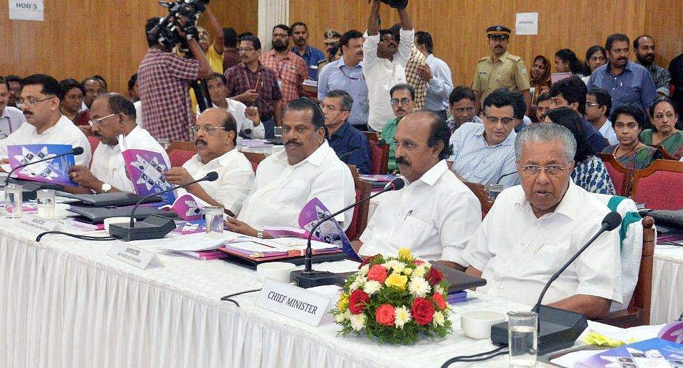 ജനങ്ങളെ ബുദ്ധിമുട്ടിച്ചാല്‍ ഉദ്യോഗസ്ഥര്‍ക്കെതിരെ നടപടി : മുന്നറിയിപ്പുമായി മുഖ്യമന്ത്രി