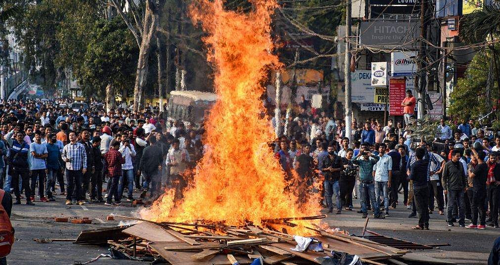 അസമില്‍ പ്രതിഷേധം ആളിക്കത്തുന്നു ; ട്രെയിനുകളും വിമാനസര്‍വീസുകളും റദ്ദാക്കി ; പൗരത്വ ബില്ലില്‍ ആശങ്ക വേണ്ടെന്ന് പ്രധാനമന്ത്രി