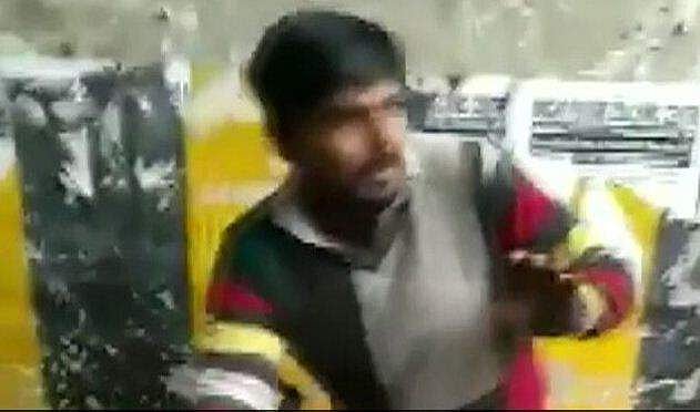 ബിരിയാണി വില്‍പ്പനക്കാരനെ മതിലിനോട് ചേര്‍ത്ത് നിര്‍ത്തി ക്രൂരമര്‍ദനം; അക്രമികള്‍ക്കായി തെരച്ചില്‍ (വീഡിയോ)