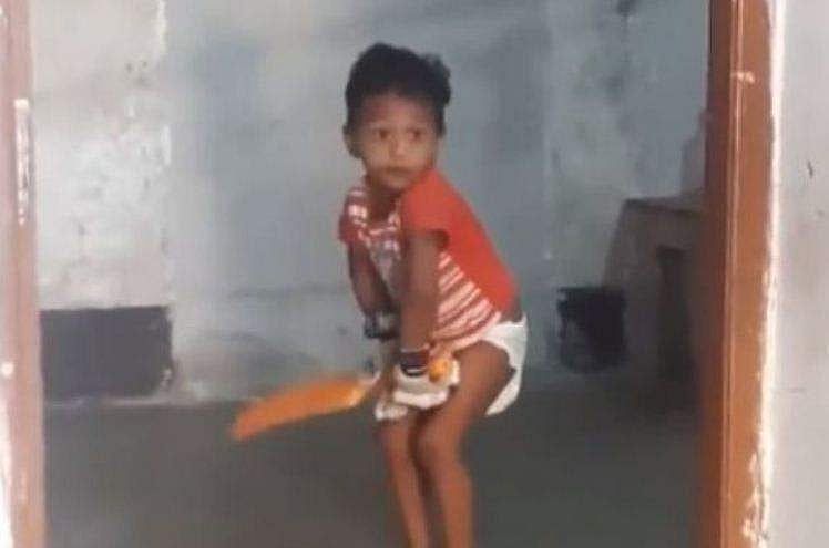 ഡയപ്പര്‍ പോലും മാറ്റിയിട്ടില്ല, ഫ്രണ്ട് ഫൂട്ടില്‍ അവന്റെ കളി നോക്കൂ; കോഹ് ലിയോട് കെവിന്‍ പീറ്റേഴ്‌സന്‍ 