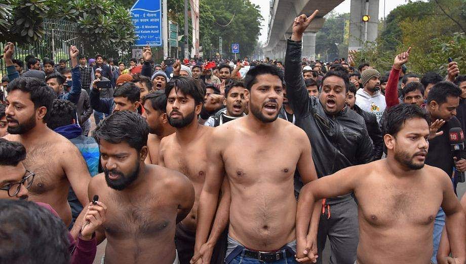 ഷര്‍ട്ടൂരി അര്‍ധനഗ്നരായി ജാമിയ വിദ്യാര്‍ത്ഥികളുടെ പ്രതിഷേധം ; അലിഗഡ് യൂണിവേഴ്‌സിറ്റി ഒഴിപ്പിക്കുന്നു ; യുപിയില്‍ ആറു ജില്ലകളില്‍ നിരോധനാജ്ഞ