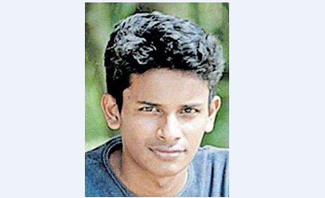 റോഡിലെ കുഴി വീണ്ടും ജീവനെടുത്തു; അമ്മുമ്മയ്ക്ക് അന്ത്യചുംബനം നല്‍കി മടങ്ങിയ യുവാവ് ലോറി കയറി മരിച്ചു