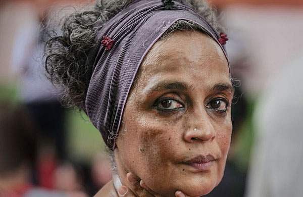 ‘വോക്കിങ് വിത് ദ് കോമ്രേഡ്സ്’ ; അരുന്ധതിയുടെ പുസ്തകം പാഠ്യപദ്ധതിയിൽ നിന്നു പിൻവലിച്ചു 