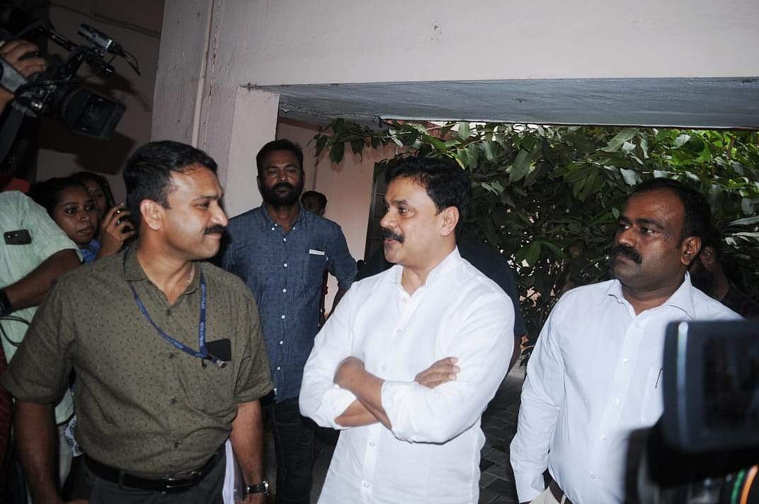 നടിയെ ആക്രമിച്ച കേസ്; ദൃശ്യങ്ങള് കാണാന് ദിലീപ് കോടതിയില്