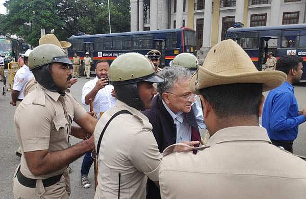പൗരത്വ നിയമ പ്രതിഷേധം: രാമചന്ദ്ര ഗുഹ പൊലീസ് കസ്റ്റഡിയില്‍ 