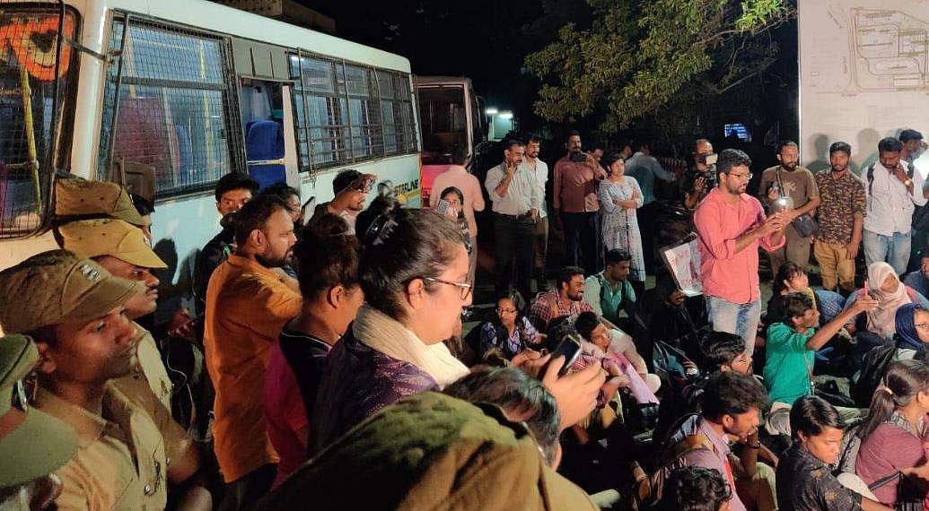 മദ്രാസ് യൂണിവേഴ്സിറ്റിയിലെ സമരക്കാരെ അർധരാത്രി കാമ്പസിൽ കയറി അറസ്റ്റ് ചെയ്ത് പൊലീസ്; പോരാട്ടം തുടരുമെന്ന് വിദ്യാർത്ഥികൾ