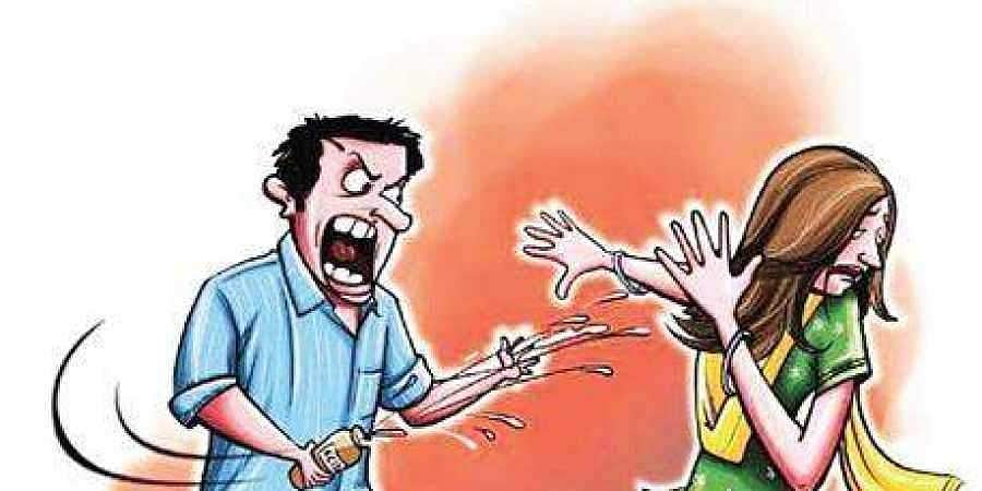 പുലര്‍ച്ചെ ബൈക്കിലെത്തിയ അജ്ഞാതര്‍ യുവതിയുടെ മുഖത്ത് ആസിഡ് ഒഴിച്ചു; ട്രാന്‍സ്‌പോര്‍ട്ട് കണ്ടക്ടറുടെ നില ഗുരുതരം 