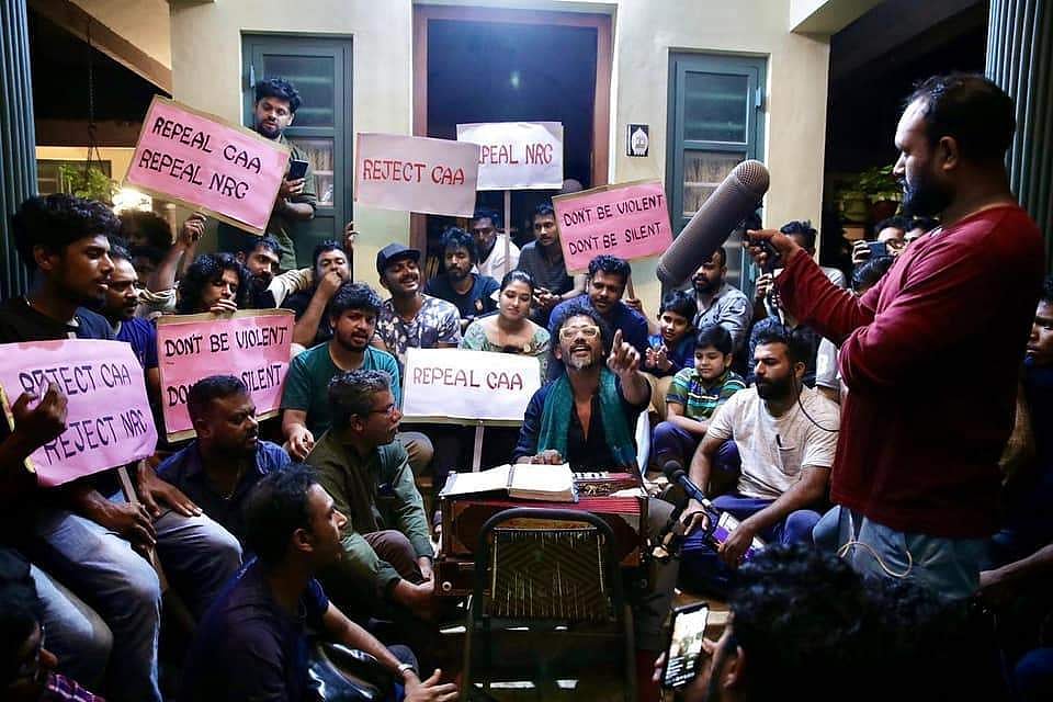 പൗരത്വ നിയമത്തിനെതിരെ പ്രതിഷേധിച്ച് 'ഹലാല് ലവ് സ്റ്റോറി'യുടെ പാക്കപ്പ്; 'ഹം ദേഖേംഗെ' പാടി ഷഹബാസ് അമനും