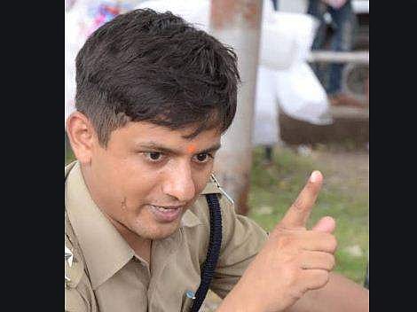 സുരക്ഷയ്ക്ക് നിര്‍ത്തിയ പൊലീസുകാര്‍ സോഫയില്‍ കിടന്നുറങ്ങി; ശിക്ഷ, മൂന്ന് ദിവസം പത്ത് കിലോമീറ്റര്‍ ഓട്ടം!