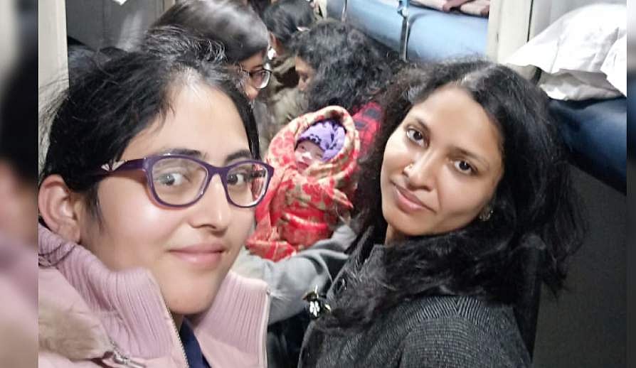 ഹൗറ എക്സ്പ്രസില് യുവതിക്ക് സുഖപ്രസവം; 'ദൈവത്തിന്റെ കയ്യൊപ്പുള്ള മിലിട്ടറി ഡോക്ടര്മാര്'