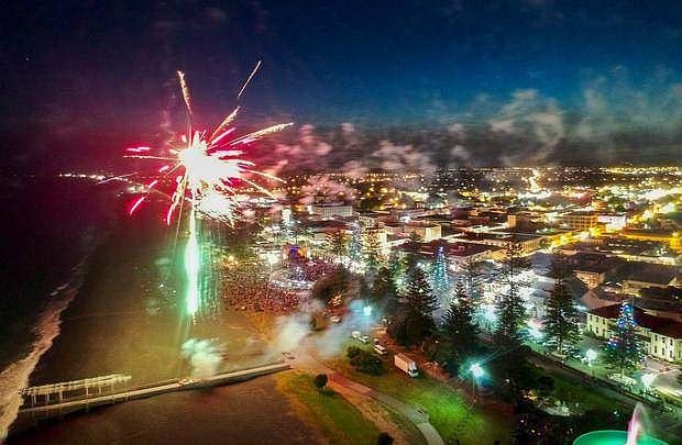 2020 നെ വരവേറ്റ് ന്യൂസിലന്‍ഡ് ;പുതുവര്‍ഷം ആദ്യമെത്തിയത് സമോവയില്‍ ; ആഘോഷങ്ങള്‍ക്ക് തുടക്കം ( വീഡിയോ)