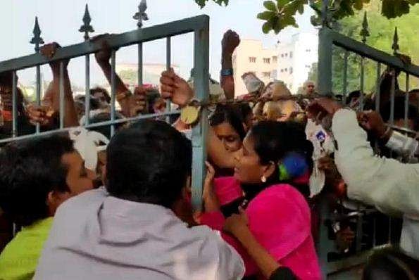 25 രൂപയ്ക്ക് ഉളളി, ഇടിച്ചുകയറി ജനം, ഗേറ്റ് തകര്‍ത്തു; നിരവധിപ്പേര്‍ക്ക് പരിക്ക് 