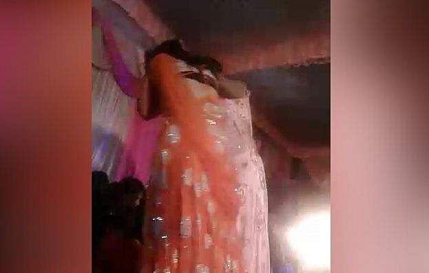വിവാഹസല്‍ക്കാരത്തിനിടെ ഡാന്‍സ് നിര്‍ത്തി; യുവതിയുടെ മുഖത്ത് വെടിവെച്ച് അജ്ഞാതന്‍, ഗുരുതരാവസ്ഥയില്‍ (വീഡിയോ)