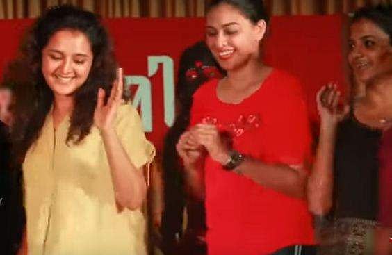 ക്യാമ്പസില്‍ പുത്തന്‍ സ്റ്റെപ്പുകളുമായി മഞ്ജുവാര്യര്‍; ഇത്തവണ അനുശ്രീയും; ആഘോഷത്തിലാറാടി കുട്ടികള്‍; വീഡിയോ