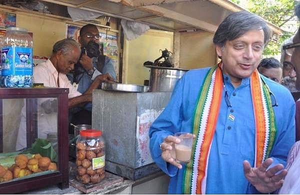 തട്ടുകടയില്‍ നിന്ന് ചായകുടിച്ച് തരൂര്‍; 'മേടത്തില്‍ തിരിയു'മെന്ന് സുരേന്ദ്രന്‍, ഏറ്റെടുത്ത് ട്രോളന്‍മാര്‍