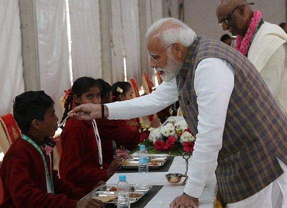 വൃന്ദാവനില്‍ വിളമ്പുകാരനായി മോദി (വീഡിയോ)