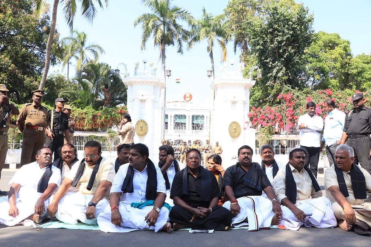 പുതുച്ചേരിയില്‍ ഗവര്‍ണര്‍ക്ക് എതിരെ സമരം പ്രഖ്യാപിച്ച് മുഖ്യമന്ത്രിയും മന്ത്രിമാരും: രാജ് നിവാസിന് മുന്നില്‍ ധര്‍ണ ആരംഭിച്ചു