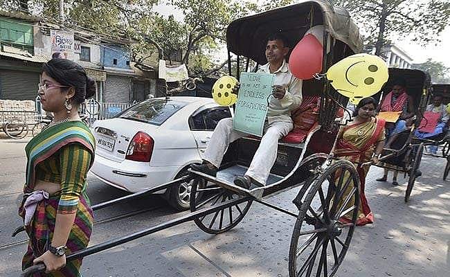 പ്രണയ ദിനത്തിൽ റിക്ഷ വലിച്ച് വിദ്യാർത്ഥികൾ; ആഘോഷങ്ങൾ ഇങ്ങനെ