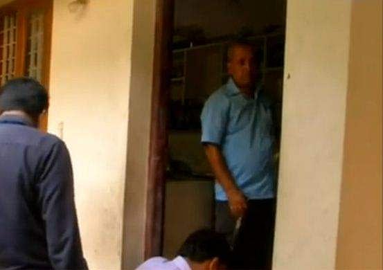ആലുവയില്‍  വന്‍ കവര്‍ച്ച; വനിതാ ഡോക്ടറെ ബന്ദിയാക്കി 100 പവന്‍ സ്വര്‍ണവും 70000 രൂപയും കവര്‍ന്നു