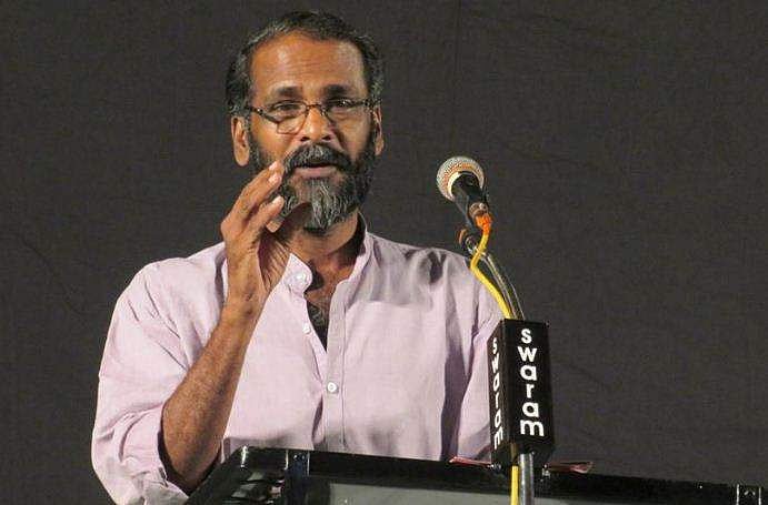 'തെരുവിലെ ഇരുട്ടില്‍ ഉയര്‍ന്ന് താഴുന്ന കത്തികളും ഹിംസയും ഫാസിസ്റ്റുകള്‍ക്കേ ഗുണം ചെയ്യൂ' ; ഇരട്ടക്കൊലപാതകത്തെ അപലപിച്ച് സുനില്‍ പി ഇളയിടം