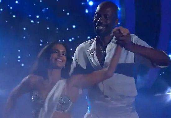 ഇനിയെന്ത് ഗെയ്ല്‍ ഡാന്‍സ്; ആടിത്തകര്‍ത്ത് ആംബ്രോസ്; പെര്‍ഫക്ടെന്ന് ആരാധകര്‍ (വീഡിയോ)