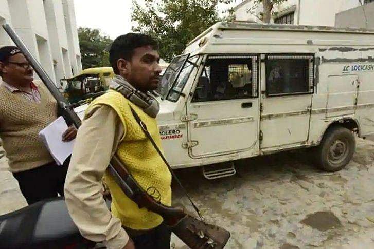 എടിഎമ്മില്‍ നിറയ്ക്കാന്‍ കൊണ്ടുവന്ന 40 ലക്ഷം തട്ടിയെടുത്ത് കൊള്ളക്കാര്‍: പിന്നാലെ വെടിവെപ്പ് , നോട്ടുമഴ; കയ്യില്‍ കിട്ടിയ 20 ലക്ഷവുമായി നാട്ടുകാര്‍ കടന്നു