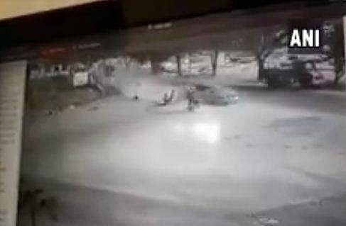 അതിവേഗതയില്‍ നിയന്ത്രണം വിട്ടു പാഞ്ഞുവന്ന കാര്‍ ഇടിച്ചുതെറിപ്പിച്ചു; ബൈക്ക് യാത്രികന്റെ നില ഗുരുതരം, ഞെട്ടിക്കുന്ന വീഡിയോ 