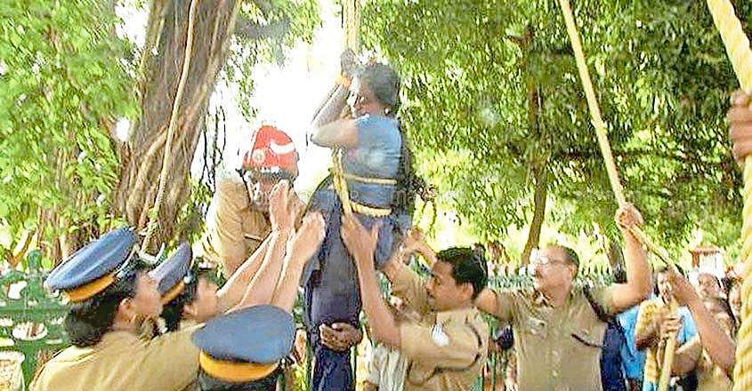30 അടി ഉയരത്തിലെ മരത്തില്‍ കയറി ആത്മഹത്യാ ഭീഷണി; ഭയന്ന് വിറച്ചപ്പോള്‍ അഗ്നിരക്ഷാ സേന രക്ഷയ്‌ക്കെത്തി