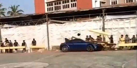 അഭ്യാസ പ്രകടനത്തിനിടെ വിദ്യാര്‍ത്ഥികള്‍ക്കിടയിലേക്ക് കാര്‍ ഇടിച്ചു കയറി; പരുക്കേറ്റവര്‍ക്കും കൊളെജ് അധികൃതര്‍ക്കും പരാതി ഇല്ല; സ്വമേധയാ കേസ് എടുത്ത് പൊലീസ്