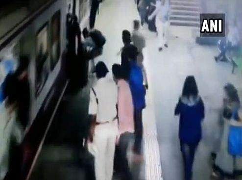 ട്രെയിനില്‍ കയറാന്‍ ശ്രമിക്കുന്നതിനിടെ നിയന്ത്രണം വിട്ട് പെണ്‍കുട്ടി താഴേക്ക്, അത്ഭുതകരമായ രക്ഷപ്പെടല്‍ ( വീഡിയോ)