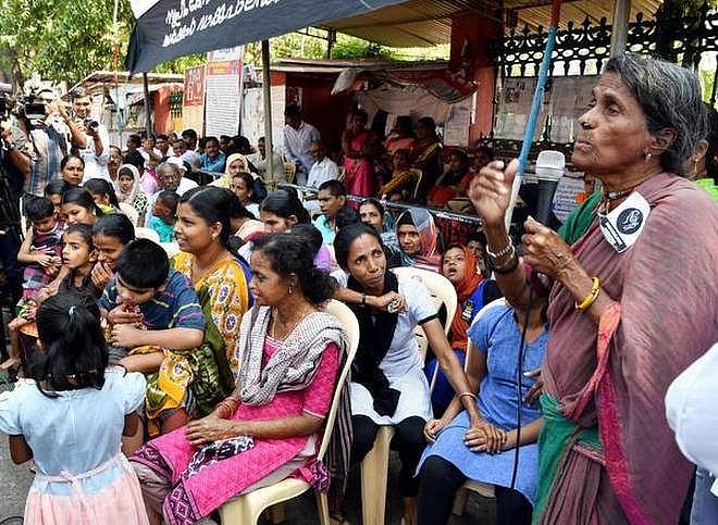 എന്‍ഡോസള്‍ഫാന്‍ സമരം തീര്‍ക്കാന്‍ മുഖ്യമന്ത്രി ഇടപെടുന്നു ; ചര്‍ച്ചയ്ക്ക് തയ്യാറെന്ന് സര്‍ക്കാര്‍ ; വ്യക്തമായ ഉറപ്പ് ലഭിക്കാതെ പിന്നോട്ടില്ലെന്ന് സമരസമിതി