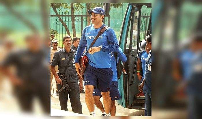ആദ്യ ഏകദിനത്തിന് മുന്‍പ് ഇന്ത്യയ്ക്ക് തിരിച്ചടി, ധോനിക്ക് പരിക്കെന്ന് സൂചന; പരിശീലനം മതിയാക്കി
