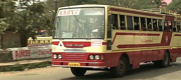 കയറ്റം കയറുന്നതിനിടെ ഡ്രൈവര്‍ രക്തം ഛര്‍ദിച്ച് കുഴഞ്ഞ് വീണു ; ബസ് പിന്നിലേക്കുരുണ്ടു, കണ്ടക്ടര്‍ രക്ഷകനായി ; ഒഴിവായത് വന്‍ ദുരന്തം