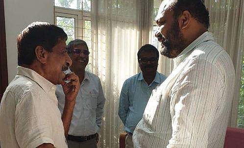 ശ്രീനിവാസനെ കണ്ടു, കൃഷി വര്‍ത്തമാനത്തിനിടയില്‍ വോട്ട് ചോദിക്കാന്‍ മറന്ന് പി. രാജീവ്