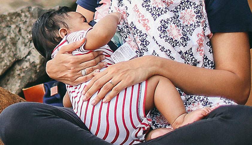 പാലൂട്ടുന്നതിനിടെ അമ്മ മരിച്ചു: താപാഘാതത്തെ തുടര്‍ന്നെന്ന് റിപ്പോര്‍ട്ട് 