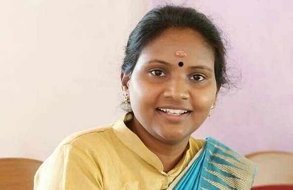 'ഞാനും വരട്ടേ..ഞാനും വരട്ടേ...'; രമ്യയുടെ പാട്ടില്‍ ആലത്തൂരുകാര്‍ വീഴുമോ!; യുഡിഎഫ് സ്ഥാനാര്‍ത്ഥിയുടെ കലക്കന്‍ പാട്ട് വൈറല്‍