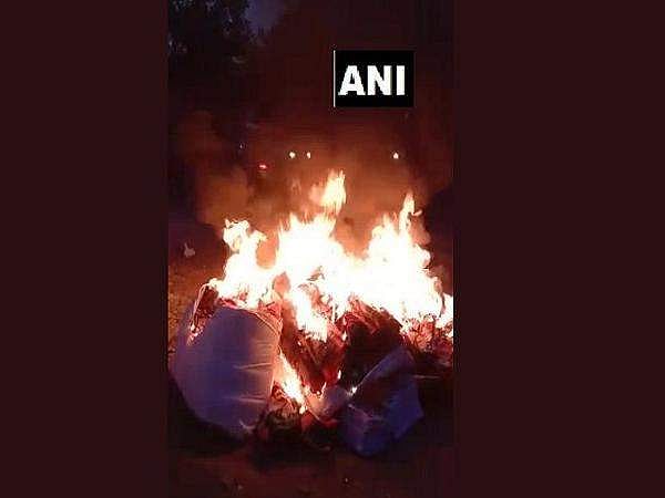 കോണ്‍ഗ്രസ് സീറ്റ് നിഷേധിച്ചു, 15 ലക്ഷം രൂപയുടെ കൊടികളും പോസ്റ്ററുകളും കത്തിച്ച് പ്രതിഷേധം; ഒടുവില്‍ രാജിവെച്ച് ടിആര്‍എസില്‍ 