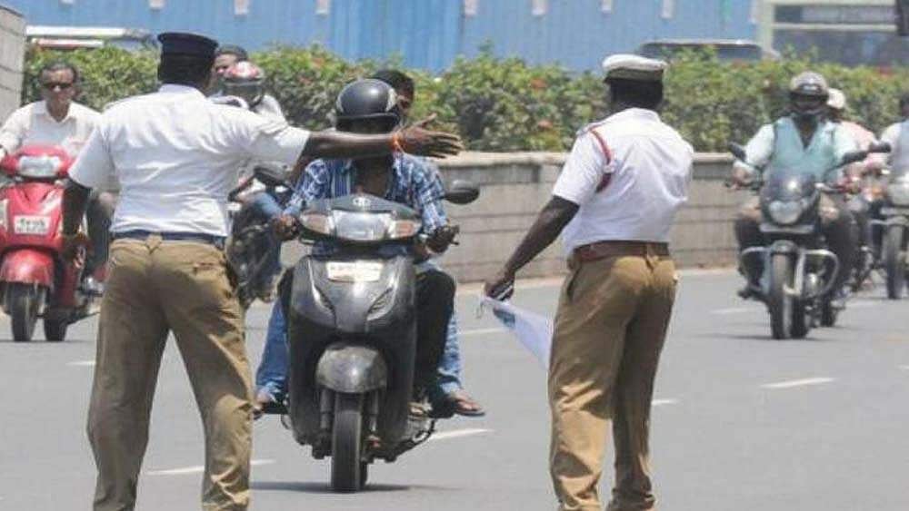 വാഹനപരിശോധന മറികടക്കുന്ന വിദ്യ ടിക് ടോക്കില് വൈറലാക്കി; കണ്ടത് ഒരുലക്ഷത്തിലധികം പേര്, തേടിയെത്തി മോട്ടോര് വാഹനവകുപ്പ്