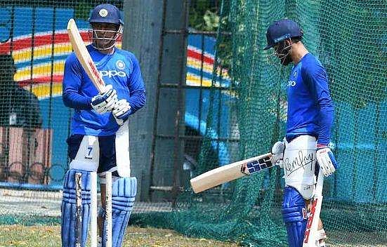 ധോനി-കോഹ് ലി ബ്രൊമാന്‍സ് തുടരുന്നു, ഇപ്പോള്‍ ബാറ്റ് പരസ്പരം കൈമാറിയാണ്‌ കളി
