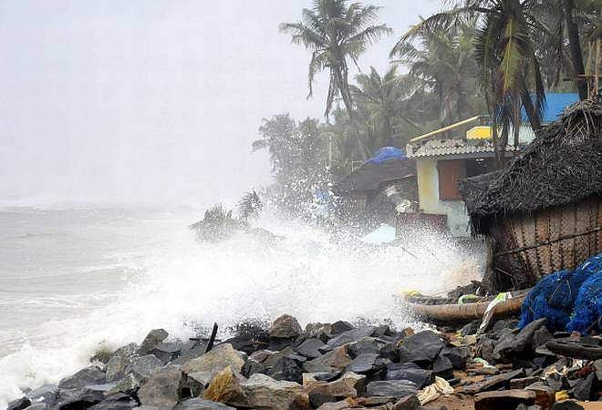 കാലംതെറ്റി കടല്‍ കയറ്റം; തിരുവനന്തപുരത്തെ തീരപ്രദേശങ്ങളില്‍ കടല്‍കയറുന്നു