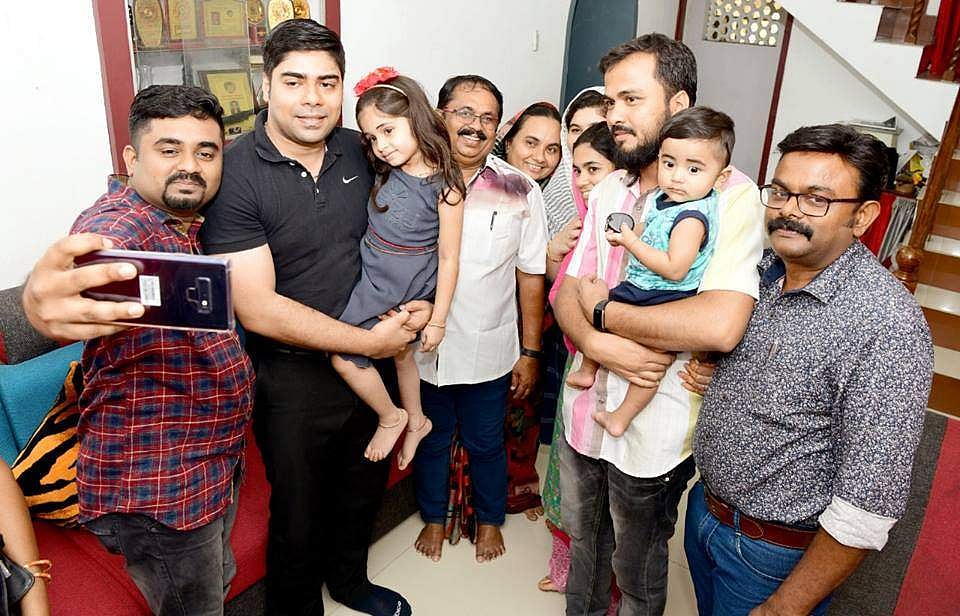 വോട്ടു ചെയ്യാന് വേണ്ടി സൗദിയില് നിന്ന് നാട്ടിലെത്തി എട്ടംഗ കുടുംബം; കയ്യടിച്ച് കളക്ടര്
